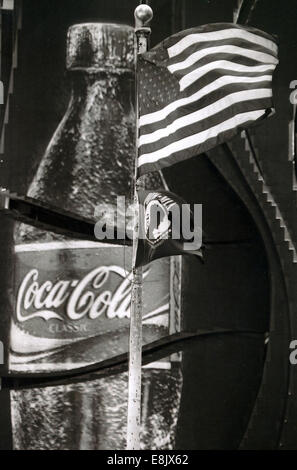 Coca Cola annonce et drapeau américain à New York City Banque D'Images