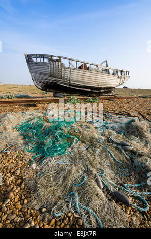 Bateau de pêche et des filets abandonnés Banque D'Images