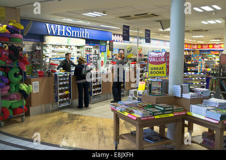 dh WH Smiths magasin intérieur WH SMITH Royaume-Uni clients Whamsmith Birmingham M42 station service shop journal grande-bretagne shopper Inside store Whsmith Newsagent Banque D'Images