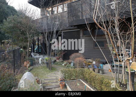 Petit jardin privé dans l'arrière-cour d'une maison immobilier japonais Banque D'Images