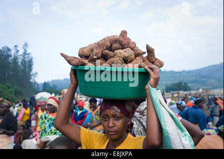 RWANDA : souvent dans les régions rurales ou le côté du pays des gros marchés avec les fruits et les légumes peuvent être trouvés. Photo par Claudia Wiens Banque D'Images