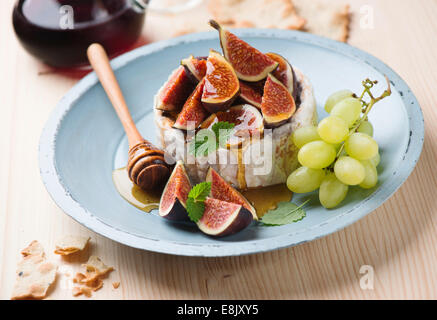 Figues, miel et fromage camembert. Banque D'Images