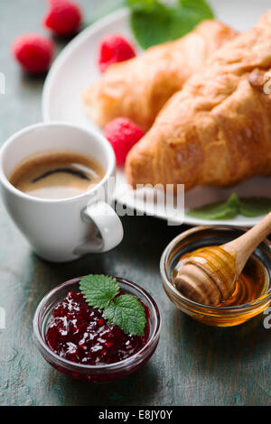 Le petit-déjeuner avec croissants et café. Banque D'Images