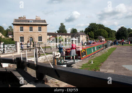 Bateau étroit dans Lock Bradford on Avon Wiltshire Banque D'Images