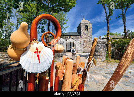 L'Espagne, la Galice : St Jacques façon souvenirs avec église médiévale Santa Maria à O Cebreiro Banque D'Images