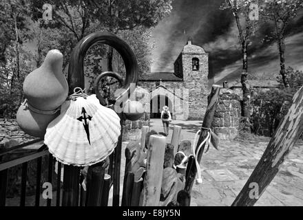 L'Espagne, la Galice : St Jacques façon souvenirs avec église médiévale Santa Maria à O Cebreiro en version noir et blanc Banque D'Images