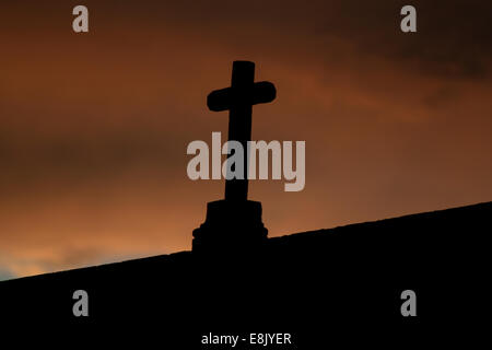 Silhouette d'une croix de la décoration d'une croix dans un bâtiment colonial au coucher du soleil à Querétaro, Mexique, le 19 juillet 2014. Banque D'Images