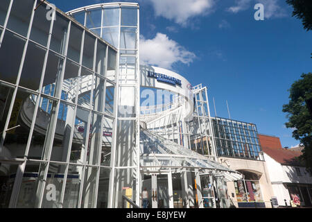 L'architecture moderne de verre et d'acier du centre commercial Buttermarket dans le centre-ville d'Ipswich, Suffolk, Angleterre Banque D'Images