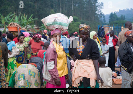 RWANDA : souvent dans les régions rurales ou le côté du pays des gros marchés avec les fruits et les légumes peuvent être trouvés. Photo par Claudia Wiens Banque D'Images