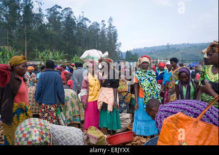 RWANDA : souvent dans les régions rurales ou le côté du pays des gros marchés avec les fruits et les légumes peuvent être trouvés. Photo par Claudia Wiens Banque D'Images