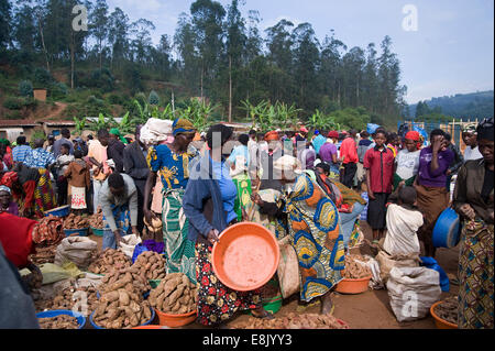 RWANDA : souvent dans les régions rurales ou le côté du pays des gros marchés avec les fruits et les légumes peuvent être trouvés. Photo par Claudia Wiens Banque D'Images