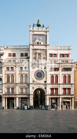 Tour de l'horloge ou Torre dell Orologio Place Saint Marc Venise Italie conçu par Codussi construit entre 1496 et 1499 en tant qu'entrée principale Banque D'Images
