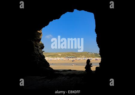 La silhouette d'une femme photographe de prendre une photo d'un mur de caverne Rolvenden Cornwall England uk Banque D'Images