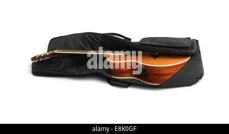 Guitare acoustique en sac de transport noir sur fond blanc Banque D'Images