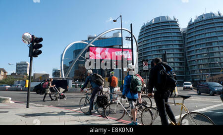 Londres, Royaume-Uni. 9 octobre 2014. En automne, les cyclistes et les piétons naviguent sur le rond-point Shoreditch de Old Street 'Silicon' à midi. Tech City cyclisme. Crédit : Kathy DeWitt/Alamy Live News Banque D'Images