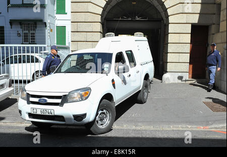 Cape Town, Afrique du Sud. 9 octobre, 2014. Ministère des Services correctionnels prendre meurtrier, Mziwamadoda Qwabe, en prison au cours de la troisième journée de la Shrien Dewani procès à la haute cour du Cap devant juge Jeanette Traverso. Dewani est causée d'embauche de frapper les hommes de tuer son épouse, l'IRNA. Anni Ninna Dewani était une femme suédoise qui, bien que sa lune de miel en Afrique du Sud, a été kidnappé puis assassiné dans le canton de Gugulethu, près du Cap, le 13 novembre 2010. Credit : Roger Sedres/Alamy Live News Banque D'Images