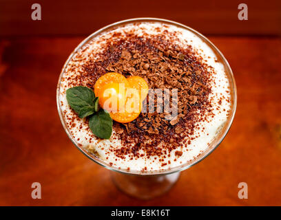 Le tiramisu en tasse décorée par physalis et menthe Banque D'Images