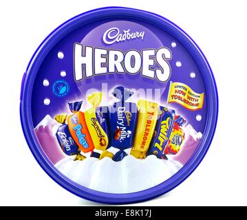 Une cuve en plastique de cadburys héros assortis Banque D'Images