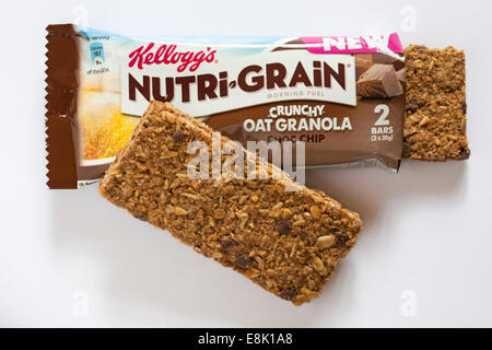 Sachet de 2 barres de céréales Nutri-Grain crunchy granola avoine Kelloggs choc chip les barres de céréales irréversible avec un contenu a été retiré pour montrer Banque D'Images