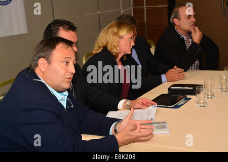 Gibraltar. 9 octobre, 2014. La police espagnole représentant syndical s'exprime à la conférence. Anna Nellberg (centre) Président de la Confédération européenne de Police, EUROCOP a rencontré aujourd'hui à la salle de conférence de l'Atlas sur l'hôtel Sunborn à Gibraltar avec des représentants de fédérations d'officiers du Royal Gibraltar, Gibraltar Police Police La Défense, Guardia Civil espagnole et la police espagnole. Banque D'Images