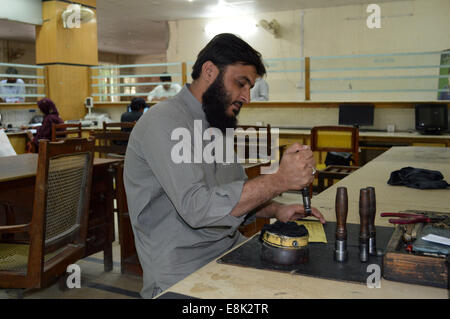 Quetta. 9 octobre, 2014. Un employé du bureau de poste timbres un mail sur la Journée mondiale de la poste dans le sud-ouest de Quetta au Pakistan le 9 octobre 2014. Journée mondiale de la Poste est célébrée chaque année le 9 octobre, l'anniversaire de la création de l'Union postale universelle (UPU) en 1874 dans la capitale suisse, Berne. Il a été déclaré Journée mondiale de la poste par le Congrès de l'UPU qui s'est tenue à Tokyo, au Japon, en 1969. Credit : Tarek/Xinhua/Alamy Live News Banque D'Images