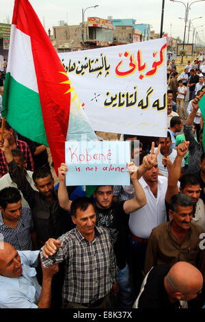 Kirkouk, Irak. 9 octobre, 2014. Les manifestants kurdes crier des slogans pendant un état islamique (EST) manifestation dans la ville de Kirkouk, dans le nord de l'Irak, le 9 octobre 2014. Des centaines de manifestants kurdes d'assister à une démonstration dans la condamnation des conditions dégradées et les difficultés subies par les Kurdes dans la ville de Kobani dans le nord de la Syrie à la suite d'attaques par est. Source : Xinhua/Alamy Live News Banque D'Images