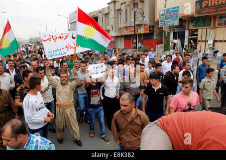 Kirkouk, Irak. 9 octobre, 2014. Les manifestants kurdes crier des slogans pendant un état islamique (EST) manifestation dans la ville de Kirkouk, dans le nord de l'Irak, le 9 octobre 2014. Des centaines de manifestants kurdes d'assister à une démonstration dans la condamnation des conditions dégradées et les difficultés subies par les Kurdes dans la ville de Kobani dans le nord de la Syrie à la suite d'attaques par est. Source : Xinhua/Alamy Live News Banque D'Images