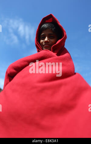 20 novembre 2012 - Dhaka, Bangladesh - Les enfants se réchauffer sous le soleil Le port de linge chaud à Dhaka, Bangladesh (crédit Image : © Zakir Hossain Chowdhury/Zuma sur le fil) Banque D'Images