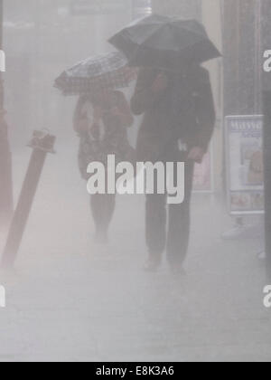 Londres, Royaume-Uni. 9 octobre, 2014. Les piétons avec parasols pris dans de fortes pluies diluviennes. Credit : amer ghazzal/Alamy Live News Banque D'Images