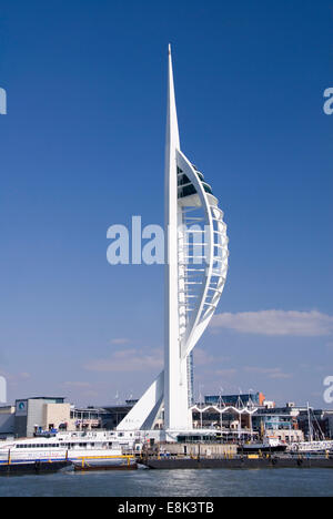 Le port de Portsmouth, Royaume-Uni 02 Avril 2013 : la tour Spinnaker et de Gunwharf Quays vu de l'eau Banque D'Images