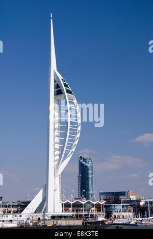 Le port de Portsmouth, Royaume-Uni 02 Avril 2013 : la tour Spinnaker et de Gunwharf Quays, vue de l'eau Banque D'Images