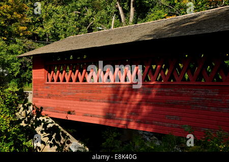 Bennington, Vermont : L 1840 Fermes et Henry en treillis Pont couvert sur la rivière Walloomsac Banque D'Images