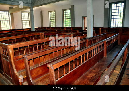 Rockingham, New York : Intérieur de l'église de maison de réunion 1787 avec ses bancs en bois taillées à la main Banque D'Images