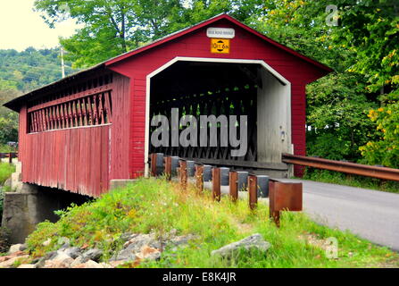 Bennington, Vermont : la charpente 1840 et la route de la soie en treillis Pont couvert sur la rivière Walloomsac * Banque D'Images