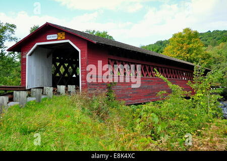 Bennington, Vermont : L 1840 Fermes et Henry en treillis Pont couvert sur la rivière Walloomsac * Banque D'Images
