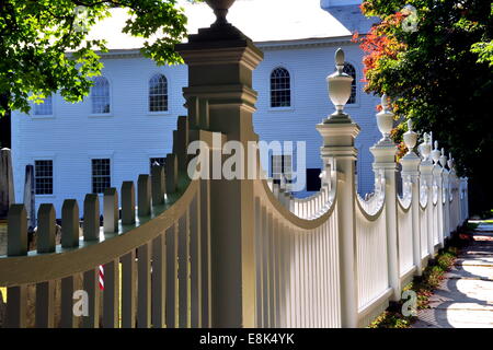 Bennington, Vermont : Une clôture blanche avec faîtage entoure l'ancien cimetière à l'1806 Premier Congregational Church Banque D'Images