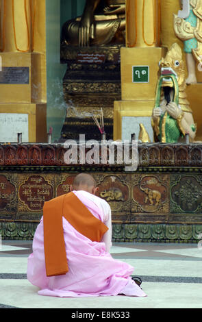 Une religieuse prie à la pagode Shwedagon, Rangoon, Birmanie (Myanmar), le samedi 31 Décembre 2011 Banque D'Images