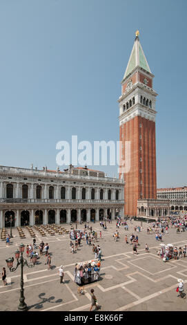 Biblioteca Marciana Bibliothèque et St Marks Clocher Campanile di San Marco vu à travers la foule Piazzetta Venise Italie Banque D'Images