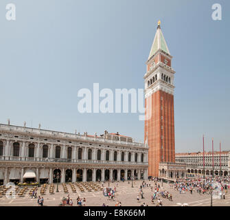 Biblioteca Marciana Bibliothèque et St Marks Clocher Campanile di San Marco vu à travers la foule Piazzetta Venise Italie Banque D'Images