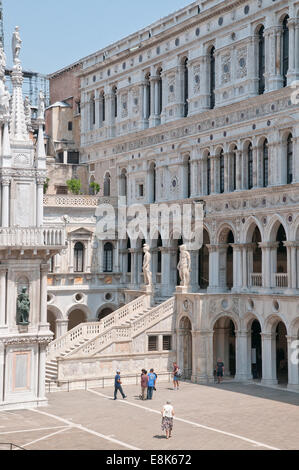 Cour intérieure du palais des Doges ou Palais Royal avec escalier de marbre à Venise Italie Banque D'Images