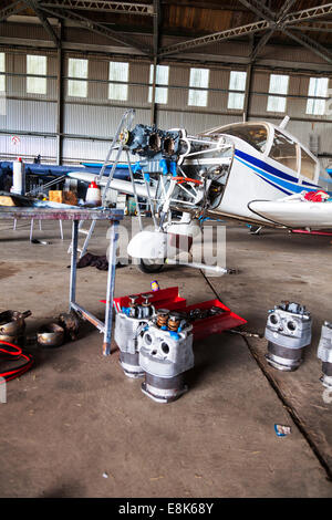 Le moteur est travaillé sur un Piper PA 28 avion avion léger piston fourreau démantelé en bits réparer la réparation en dehors Banque D'Images