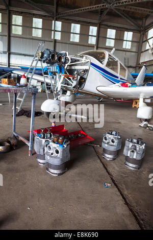 Le moteur est travaillé sur un Piper PA 28 avion avion léger piston fourreau démantelé en bits réparer la réparation en dehors Banque D'Images