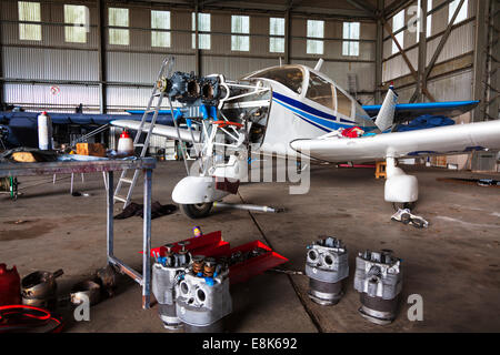 Le moteur est travaillé sur un Piper PA 28 avion avion léger piston fourreau démantelé en bits réparer la réparation en dehors Banque D'Images