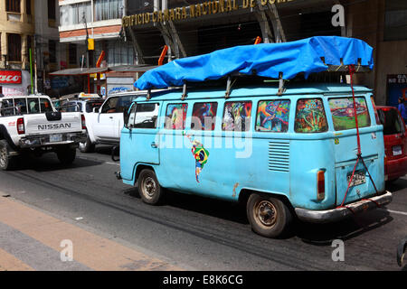 Bleu Volkswagen Type 2 camping-car avec plaque d'immatriculation Uruguay dans la file d'attente de circulation à AV 16 de Julio / El Prado, la Paz, la Bolivie Banque D'Images