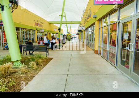 Un oeil sur la plaza de l'Outlet Shoppes at Oklahoma City, un centre de magasins d'usine en Oklahoma, USA montrant le shopping. Banque D'Images