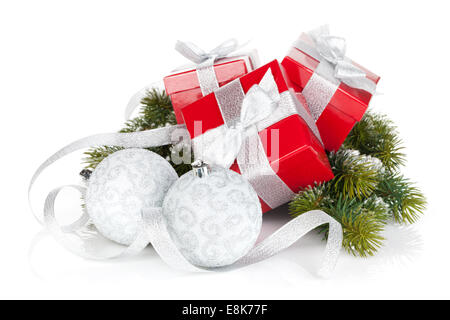 Cadeaux de Noël trois boules avec. Isolé sur fond blanc Banque D'Images