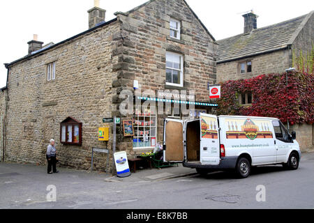 Le magasin du village et le bureau de poste prendre livraison dans le village de Winster dans le parc national de Peak District, Derbyshire, Banque D'Images