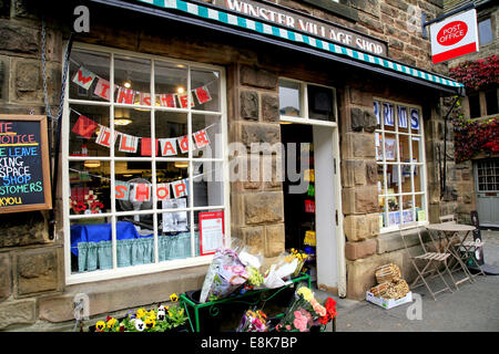 Le magasin du village et le bureau de poste sur la rue principale à Winster dans le parc national de Peak District, Derbyshire, Angleterre, Royaume-Uni. Banque D'Images