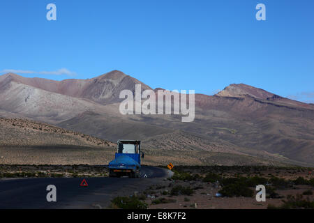 Camion en panne sur l'autoroute 11 entre les contrôles aux frontières de Tambo Quemado et Chungara à la frontière entre la Bolivie et le Chili. Le véhicule se dirige vers le Chili. Banque D'Images