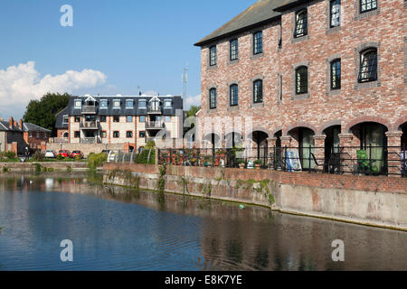 Appartements à côté du canal au bassin de Southgate, Chichester, West Sussex Banque D'Images